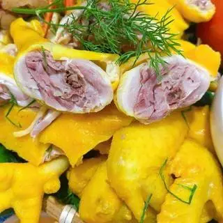 Hình ảnh [Chặt sẵn] Gà ủ muối ( nửa con ) + 1 ống cơm lam - có nước chấm và dưa leo ăn kèm