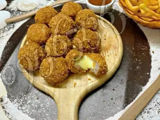 Hình ảnh Nem chua nhân phô mai rán sẵn