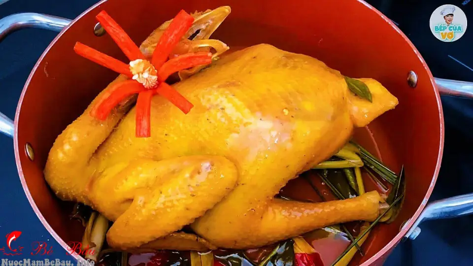 Hình ảnh 1/2 con gà hấp lá chanh 