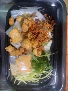 Hình ảnh Bánh tráng phơi sương cuốn full topping