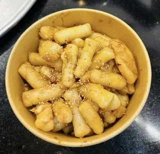 Hình ảnh Tokbokki chiên sốt tương tỏi mật ong
