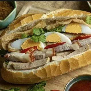 Hình ảnh Bánh mì thịt chả trứng