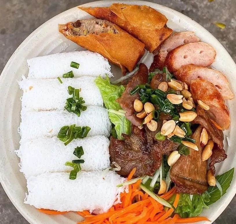 Hình ảnh Đặc biệt bánh hỏi thịt nướng, nem nướng, chả giò