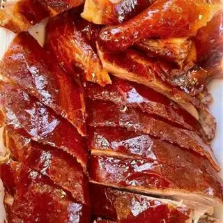 Hình ảnh 1/2 vịt tỳ bà da giòn chặt sẵn 