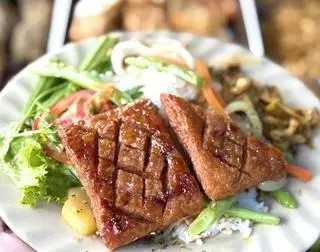 Hình ảnh Cơm sườn sốt chua ngọt + rau củ xào + canh