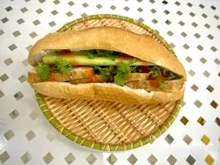 Hình ảnh Bánh mỳ kẹp chả cốm ( M )