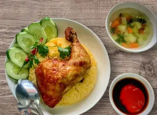 Hình ảnh cơm gà xối mỡ đùi góc tư