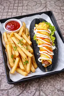 Hình ảnh Hotdog Than Tre Trứng Cuộn 