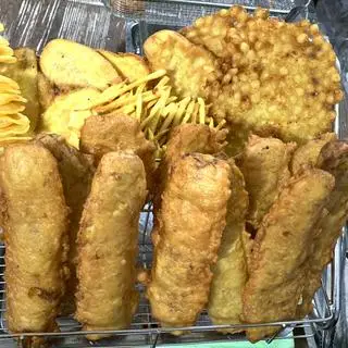 Hình ảnh combo 6 bánh gồm: 1 Ngô, 1 khoai miếng, 1 khoai sợi, 1 chuối, 1  khoai chuối và 1 khoai tây lốc xoáy lắc pho mai 