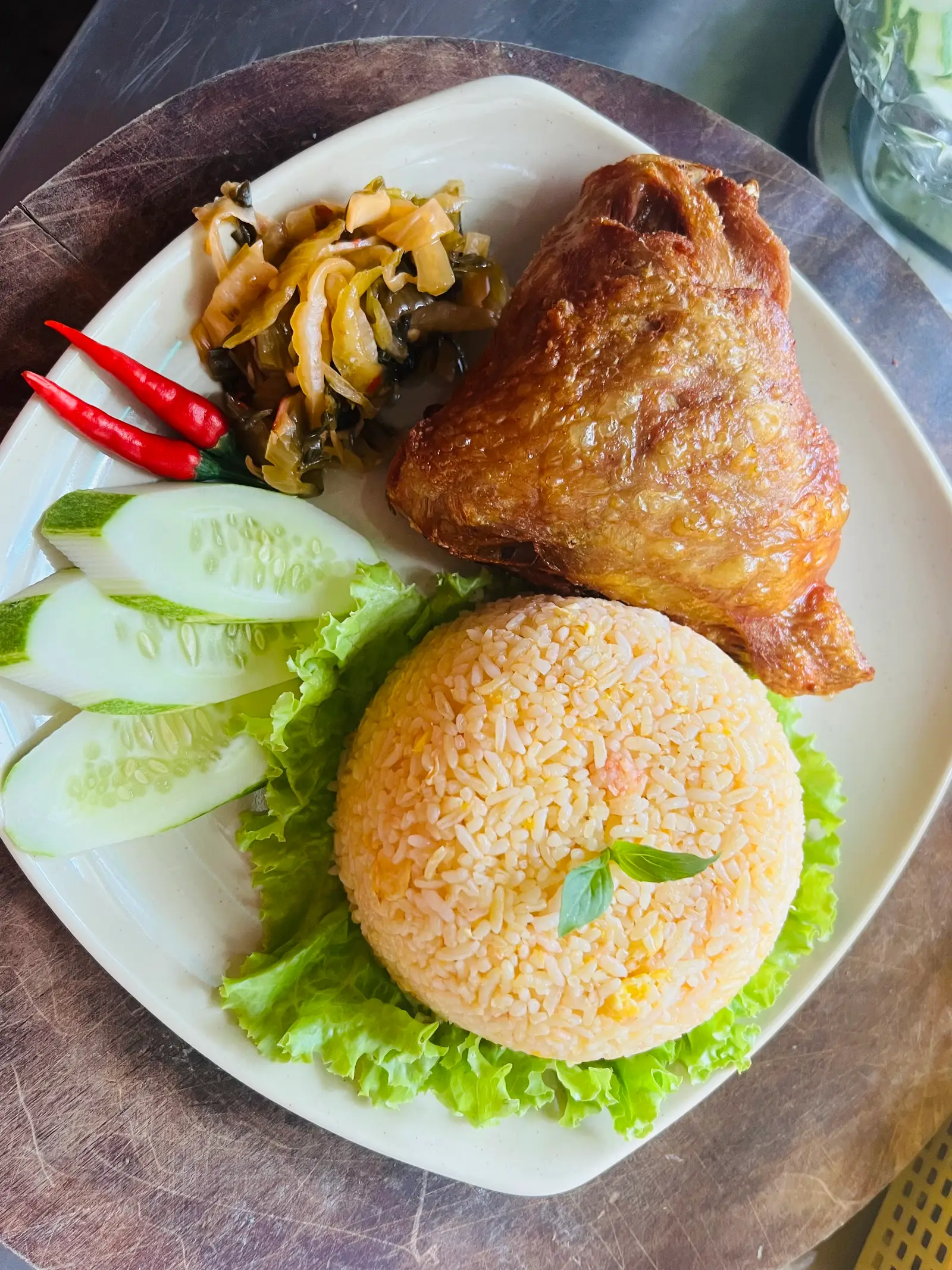 Hình ảnh cơm gà xối mỡ má đùi 
