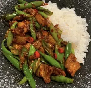 Hình ảnh NẠC DĂM HEO XÀO ỚT (KÈM CƠM) / 辣椒炒猪肉（配米饭)