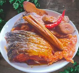 Hình ảnh Cá trắm kho chuối (300g)
