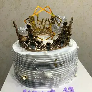 Hình ảnh bánh sinh nhật vương miệng đen