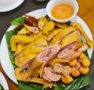 Hình ảnh Gà Luộc Nước Dừa nguyên con (chặt sẵn)