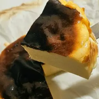 Hình ảnh Basque Burnt Cheesecake - 1/2 bánh 10cm