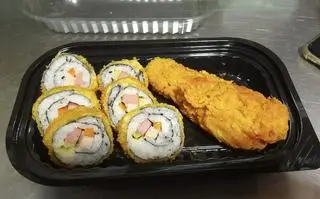 Hình ảnh 1 đùi gà giòn + 1 kimbap chiên xù