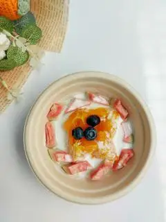 Hình ảnh Sữa chua yến mạch mix trái cây theo mùa - Yogurt with Oats and Seasonal Fruits