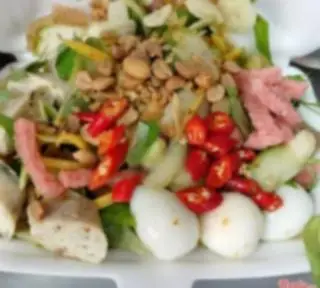 Hình ảnh Tré trộn chả ớt xiêm xanh nem chua trứng cút + 2 bánh phồng tôm