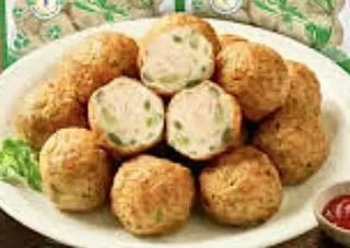 Hình ảnh 1 cái phô mai que + cá viên cốm non ( 4 viên ) + 1 miếng chả giò nhân heo 