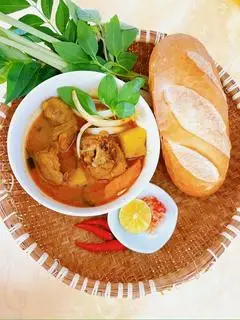 Hình ảnh Bánh mì cà ri đùi gà