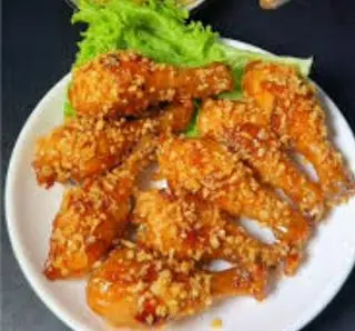 Hình ảnh cơm gà chiên sốt mắm tỏi