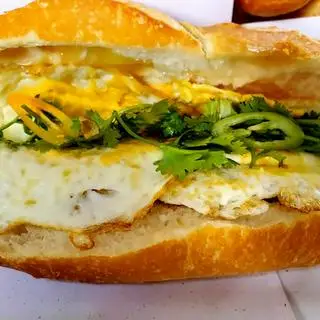 Hình ảnh Bánh mì ốp la chả