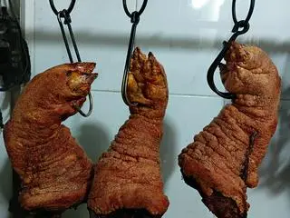 Hình ảnh Giò heo ủ muối chiên giòn nửa cái