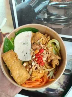 Hình ảnh Bún thịt xào + tàu hủ + chả 