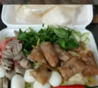Hình ảnh Tré đêm về tự trộn hộp siêu to + 2 bịch bánh phồng tôm