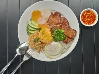 Hình ảnh Cơm Tấm Sườn Bì Chả Ghẹ Ốp La