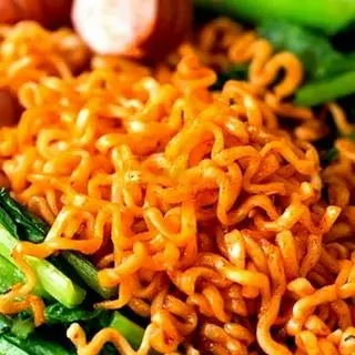 Hình ảnh Mì Tôm trộn xúc xích, bò