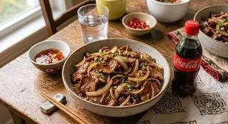 Hình ảnh Cơm thịt heo xào hành tây - nước