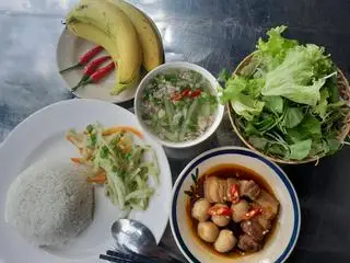 Hình ảnh cơm thịt kho trứng cút tặng rau sống