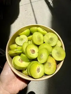 Hình ảnh Mận róc hạt cắt sẵn (300g) - kèm muối ớt chua cay