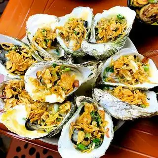 Hình ảnh Hàu nướng mỡ hành lẻ