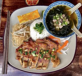 Hình ảnh Cơm Tấm Sườn Chả+ Canh Rong Biển