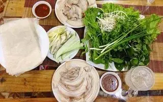 Hình ảnh Bánh tráng phơi sương thịt ba rọi bó cuốn rau rừng