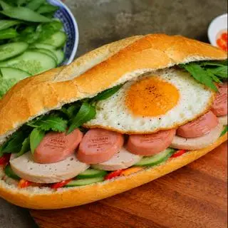Hình ảnh Bánh mì nóng + chả lụa + ốp la ngon + xúc xích vissan