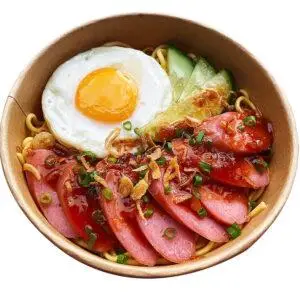 Hình ảnh Mì trộn xúc xích trứng 