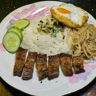 Hình ảnh Cơm Tấm Ba rọi, bì, trứng ốp la