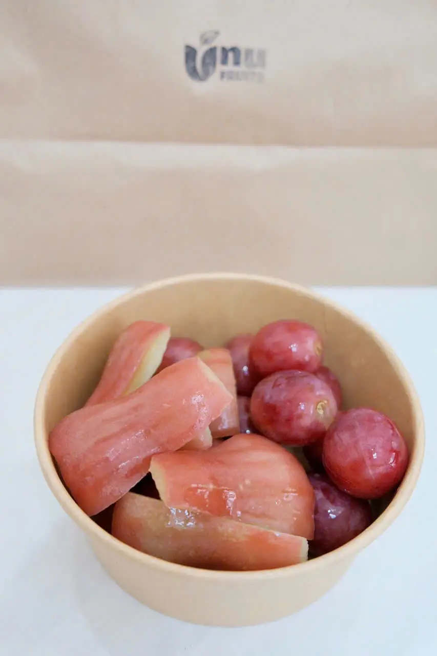 Hình ảnh Box mix nho úc đỏ quả to + roi đỏ tem vietgab giòn ngọt 400 gr