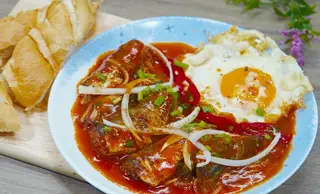 Hình ảnh Phần cá hộp opla chấm bánh mì