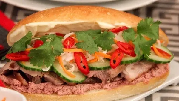 Hình ảnh Bánh Mì Pate - Trứng - Xúc Xích