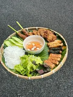 Hình ảnh Mẹt Chả tổng hợp cùng Bún 