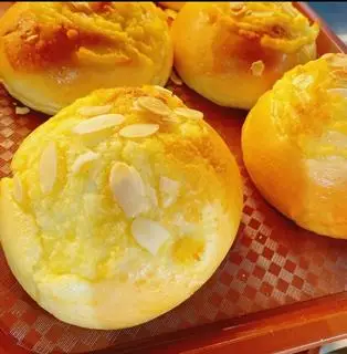 Hình ảnh bánh mì dừa hạnh nhân 
