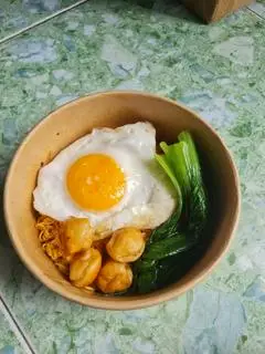 Hình ảnh Mì Trộn Trứng Ốp La Cá Viên Chiên 
