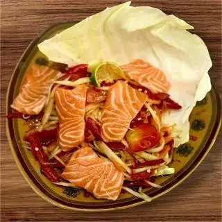 Hình ảnh Gỏi đu đủ cá hồi mắm Thái
