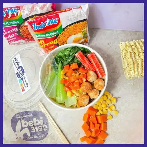 Hình ảnh Mì trộn, cá viên, thanh cua, rau