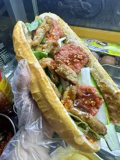 Hình ảnh bánh mì thịt nướng + chả cá 