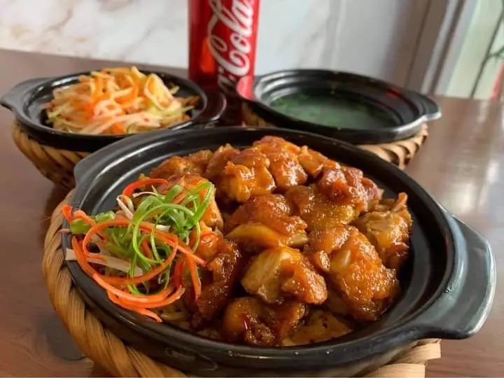 Hình ảnh Cơm Thố Gà Sốt Me 